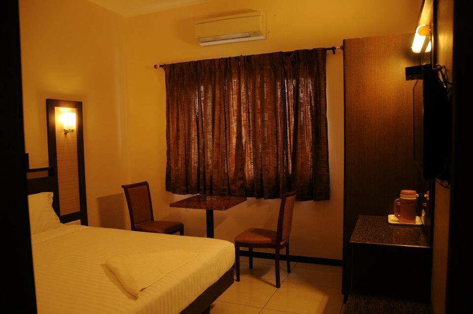 טירופור Hotel Viswas חדר תמונה
